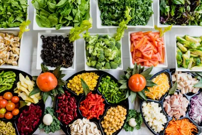 una mesa llena de comida saludable